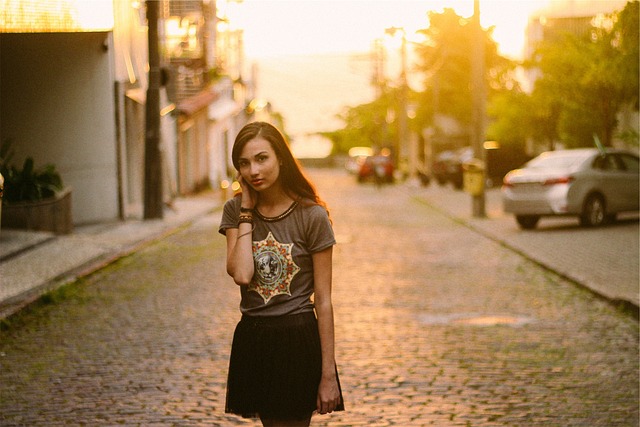 dívka v triku