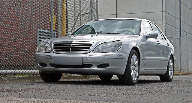 stříbrný mercedes