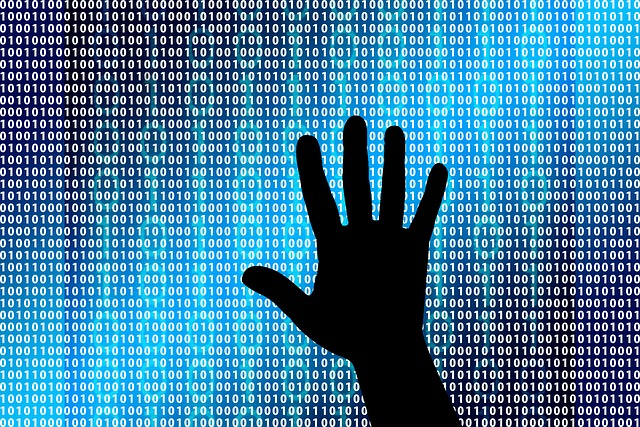 cyber útok a ruka